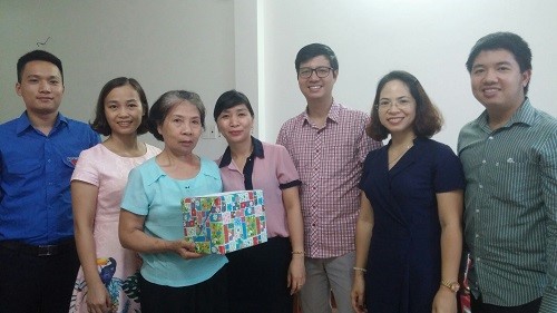 Chi đoàn thanh niên cơ quan thăm gia đình Đoàn viên có cha mẹ là thương bệnh binh